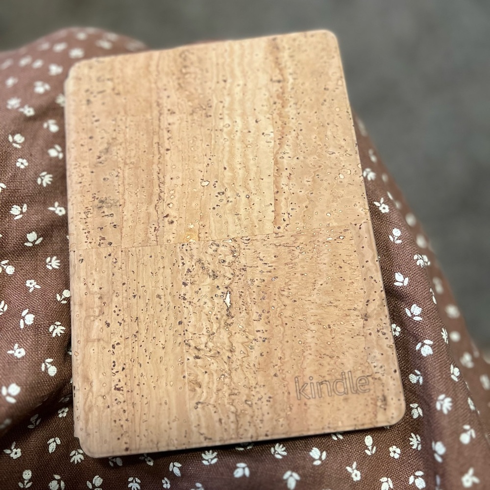 Kindle Paperwhite 11th Gen 16GB with Original Cork Case - Picture 4 of 4